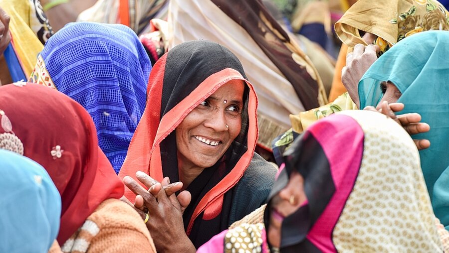 Verhüllte Frau in Indien / © Gottfried Bohl (KNA)