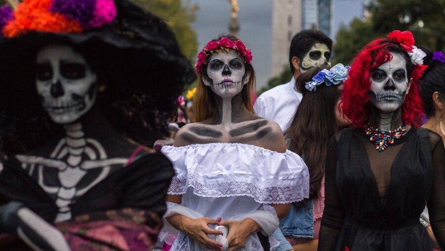 Verkleidete Menschen nehmen an den Feierlichkeiten zum "Dia de los Muertos" (Tag der Toten) teil.  / © Gerardo Vieyra (dpa)
