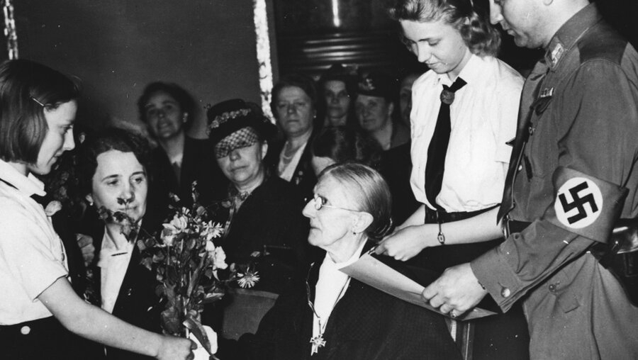 Verleihung des Mutterkreuzes durch die NSDAP am Muttertag 1942 / © akg-images GmbH (epd)