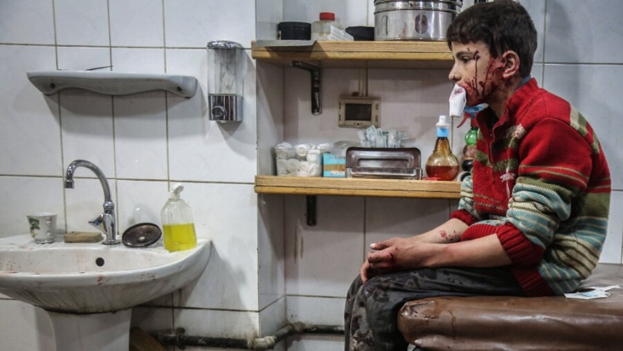 Verletzter Junge in einem improvisierten Krankenhaus in Syrien / © Anas Alkharboutli (dpa)
