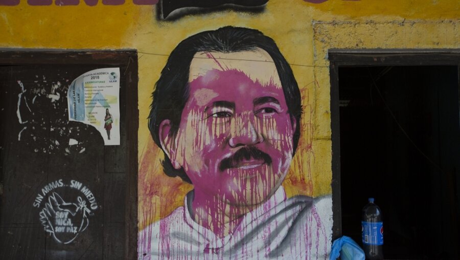 Verschmiertes Wandgemälde mit Gesicht des nicaraguanischen Präsidenten Ortega / © Moises Castillo (dpa)