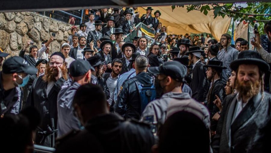 Viele Menschen sammeln sich an der jüdisch-orthodoxen Pilgerstätte / © Ilia Yefimovich (shutterstock)