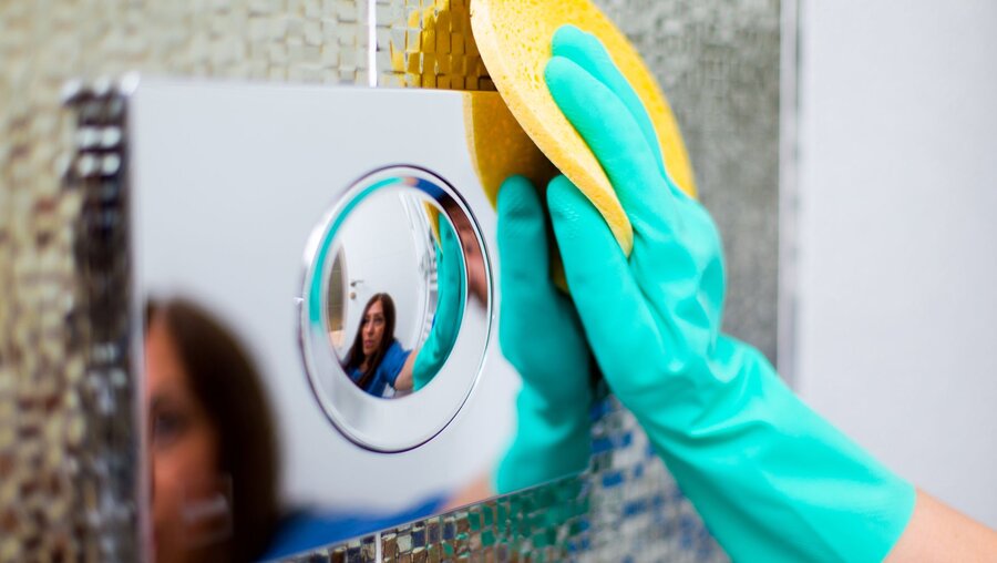 Viele Reinigungskräfte sind im Niedriglohnsektor beschäftigt / © Quinn Martin (shutterstock)