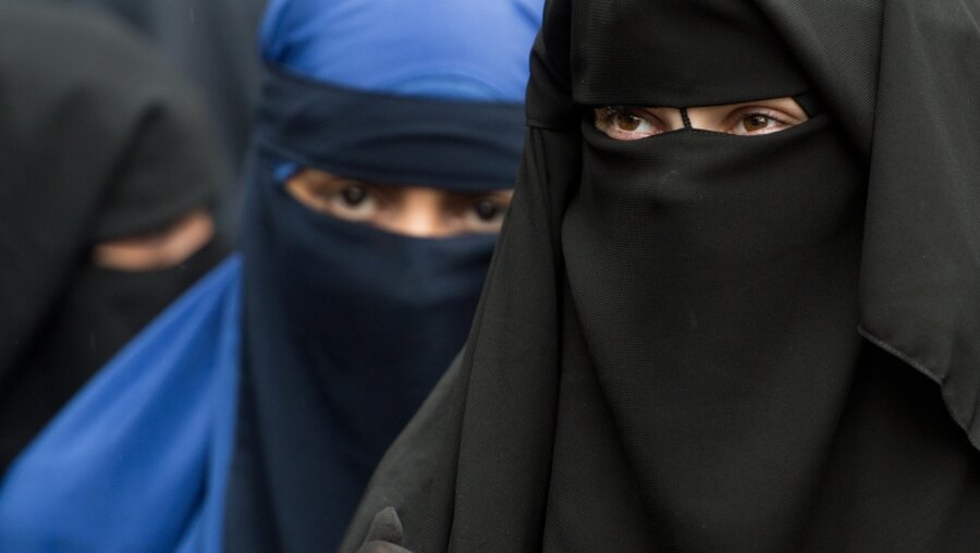 Vollverschleierte Frauen nehmen an Salafisten-Kundgebung teil / © Boris Roessler (dpa)