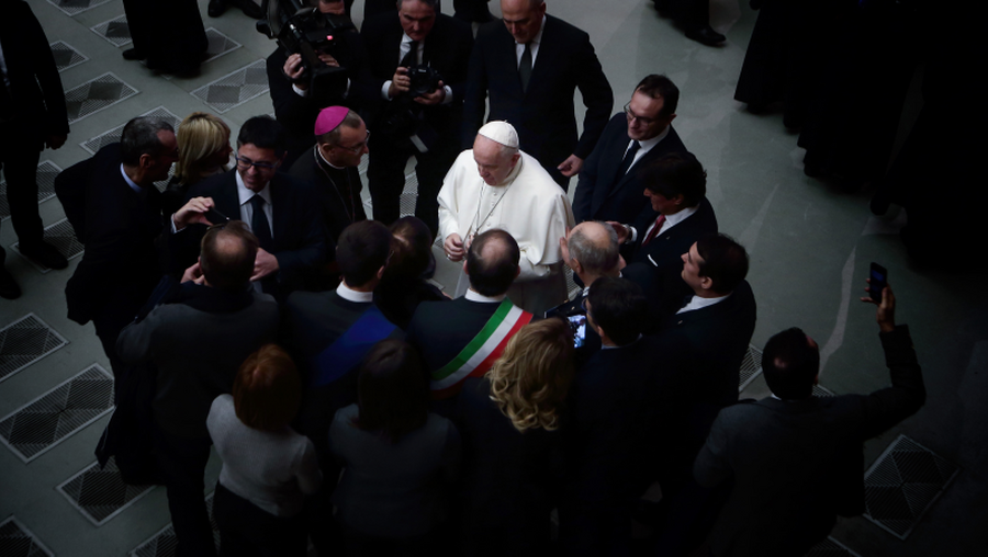 Von Menschen umgeben: Papst Franziskus / © Evandro Inetti (dpa)