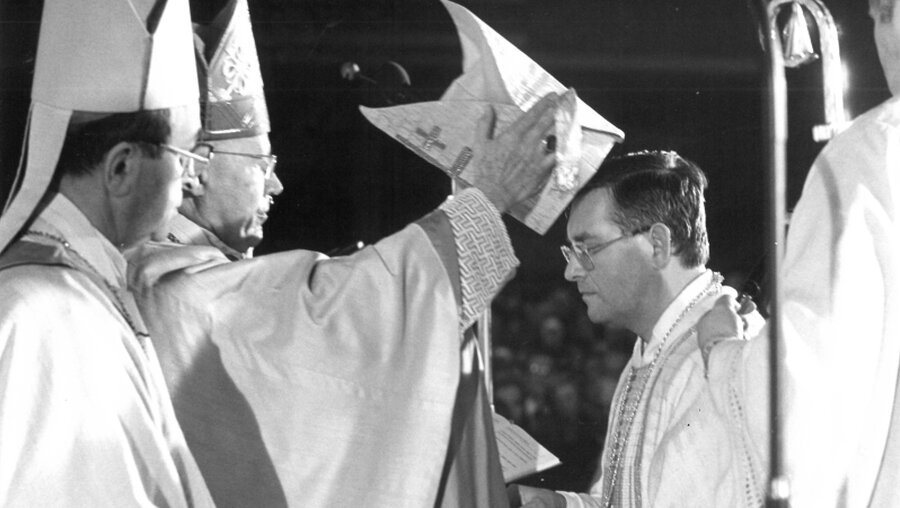 Vor 40 Jahren spendete der damalige Limburger Bischof Wilhelm Kempf die Bischofsweihe an Gerhard Pieschl. / © NN (Bistum Limburg)