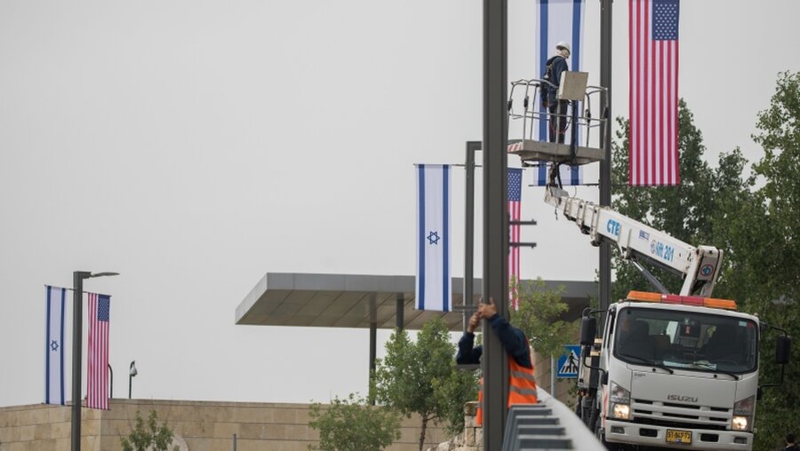 Vor der Eröffnung der Botschaft in Jerusalem / © JINIPIX (dpa)