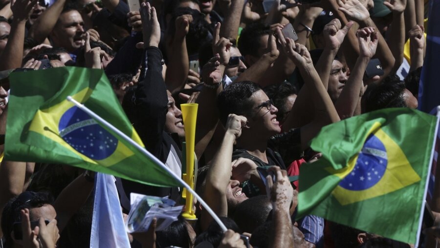 Vor der Wahl in Brasilien: Menschen jubeln bei einer Wahlveranstaltung / © Eraldo Peres (dpa)