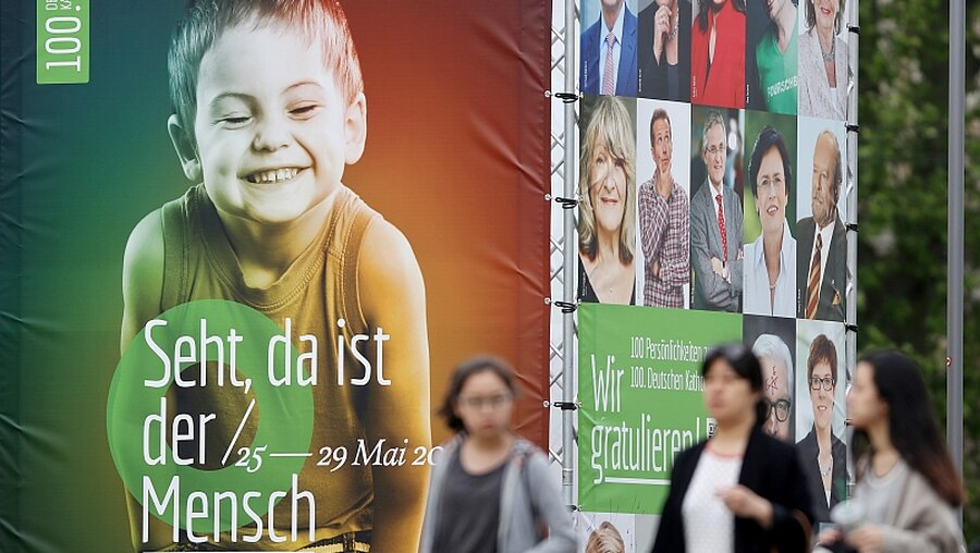 Plakat wirbt für den Katholikentag in Leipzig / © Jan Woitas (dpa)