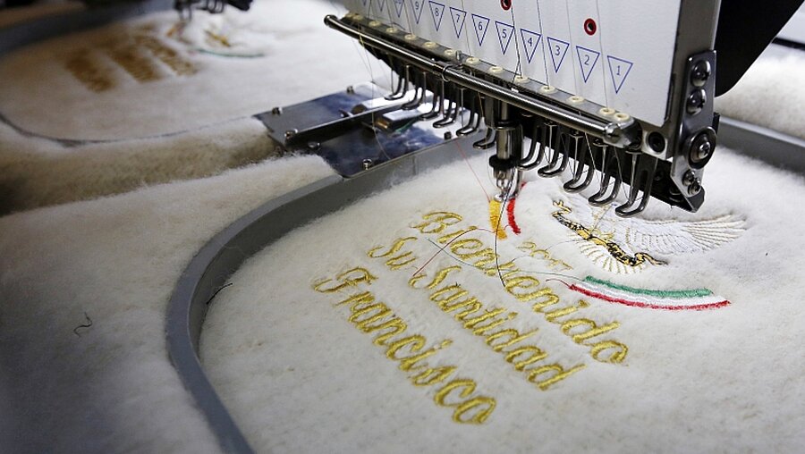 Eine Maschine fertigt ein traditionelles Kleidungsstück, das Papst Franziskus bei seinem Besuch in Kolumbien überreicht werden soll / ©  Fernando Vergara (dpa)