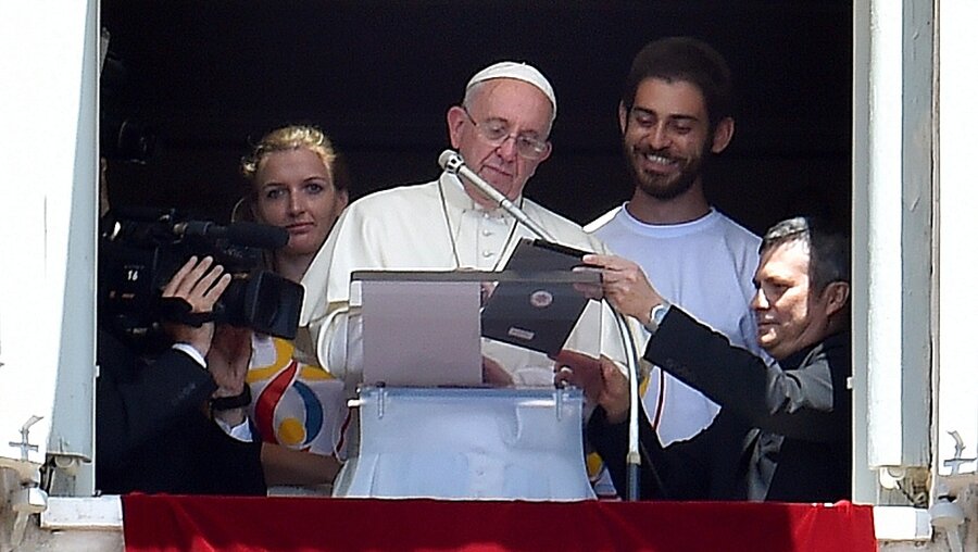 Papst Franziskus bei der Online-Registrierung zum Weltjugendtag / © Ettore Ferrari (dpa)