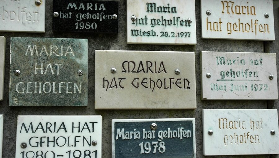 Votivtafeln in der Marienkapelle im Wallfahrtsort Marpingen / © Alexander Brüggemann (KNA)