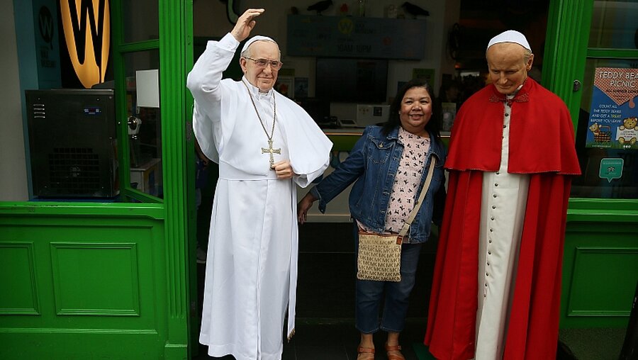 Wachsfiguren von Papst Franziskus (l) und Papst Johannes Paul II. in Dublin / © Brian Lawless (dpa)