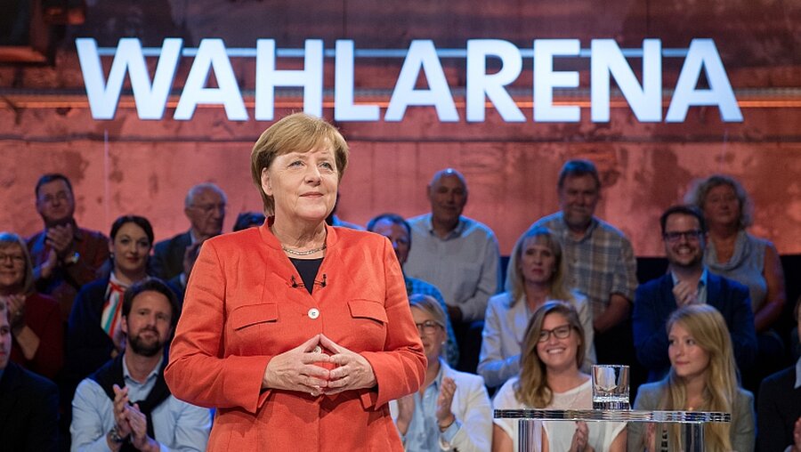 Bundeskanzlerin Angela Merkel stellte sich den Fragen der von Bürgerinnen und Bürgern / © Daniel Reinhardt (dpa)