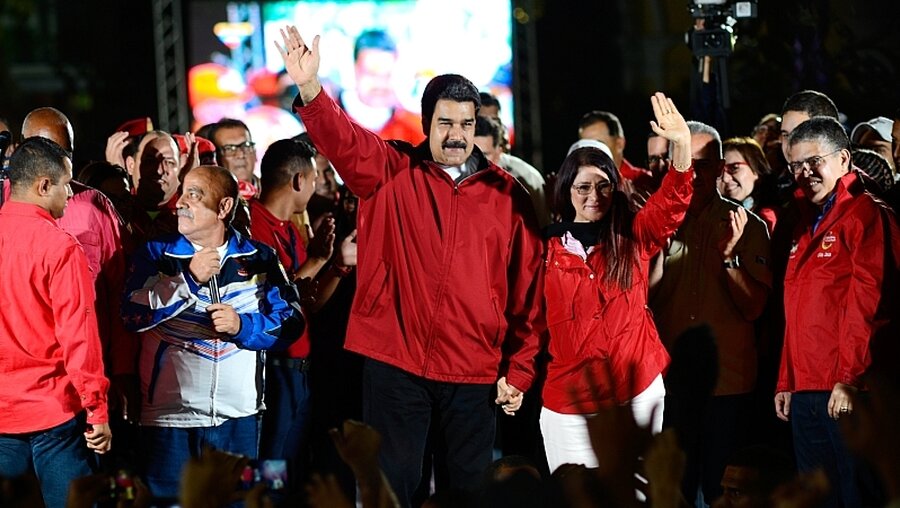 Wahlen in Venezuela: Der venezolanische Präsident Nicolás Maduro (M links) und seine Frau Cilia Flores  / © Manu Quintero (dpa)