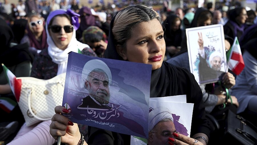 Anhänger von Präsident Ruhani demonstrieren in Teheran / © Ebrahim Noroozi (dpa)