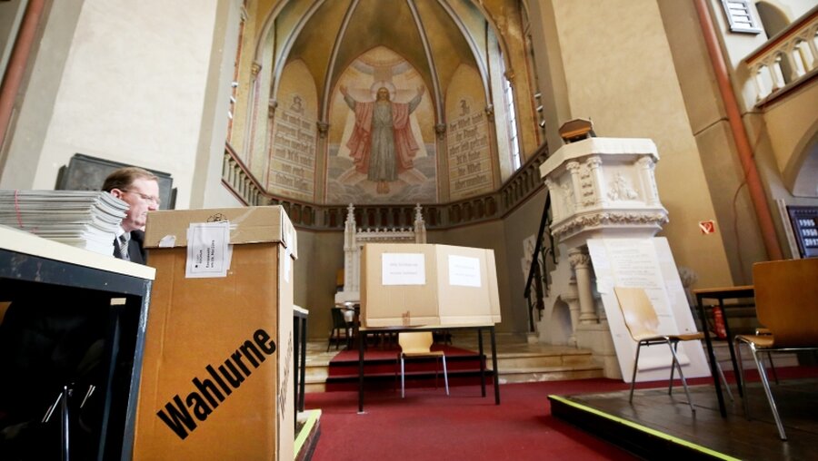 Wahllokal in der Kirche / © Roland Weihrauch (dpa)