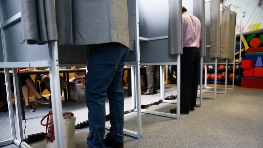 Wahllokal mit Wahlkabinen / © Alexandros Michailidis (shutterstock)
