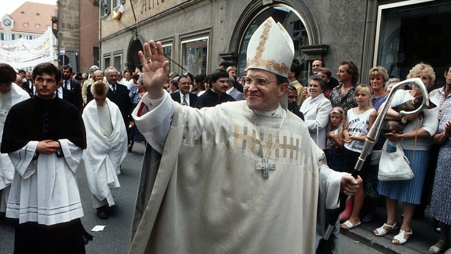Walter Kasper winkt den Gläubigen nach seiner Bischofsweihe und Amtseinführung 1989 / © Ernst Herb (KNA)