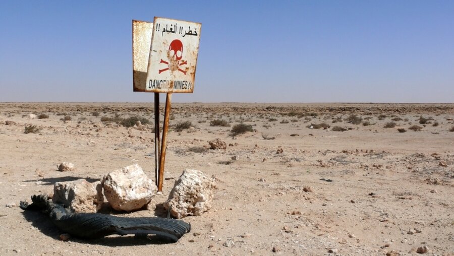 Warnung vor einem Minenfeld in der Westsahara / © Lukas Hlavac (shutterstock)