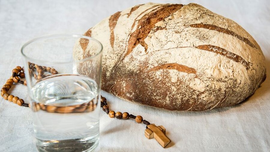 Wasser, Brot und Rosenkranz / ©  Corinne Simon (KNA)