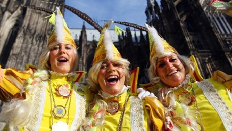 Karneval vor dem Kölner Dom  (dpa)