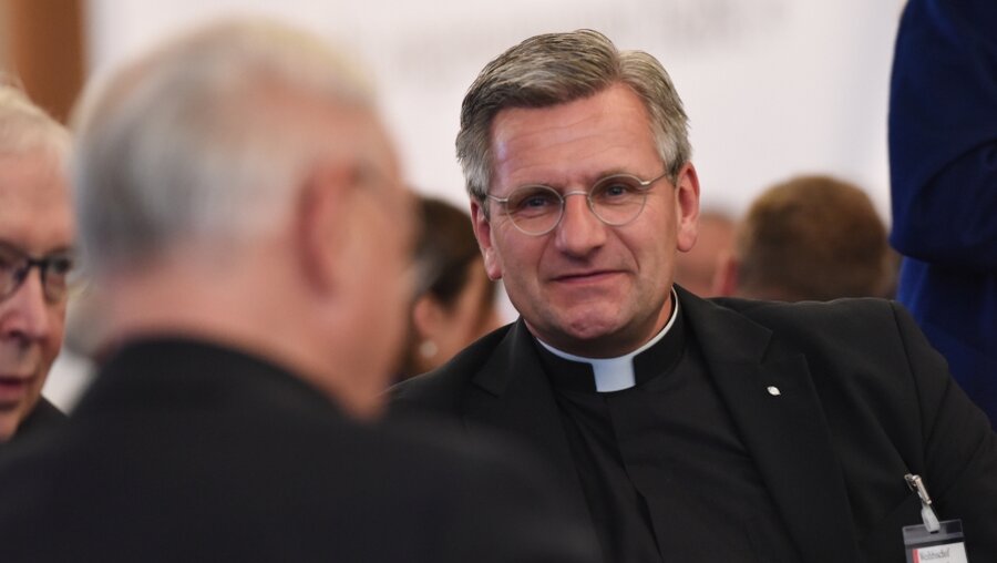 Weihbischof Dominikus Schwaderlapp beim Dialogprozess 2014 (KNA)