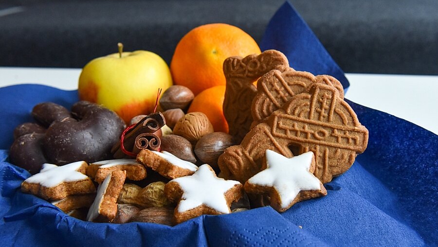 Gepa: Faire Schokolade für den Weihnachtsteller / © Elisabeth Schomaker (KNA)