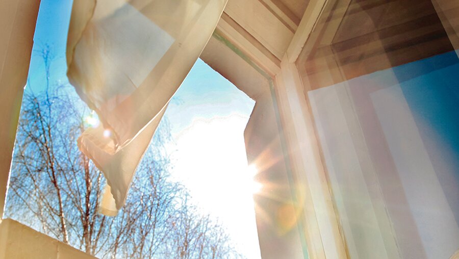Weit geöffnetes Fenster, um frischen Wind hineinzulassen / © Bonsales (shutterstock)