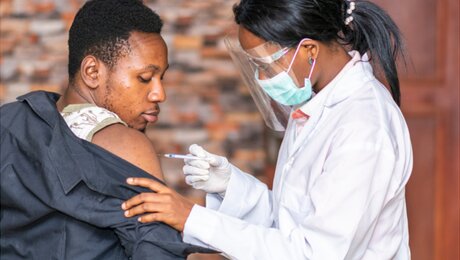 Wenige ausgewählte Personen erhalten in Südafrika eine Impfung / © i_am_zews (shutterstock)