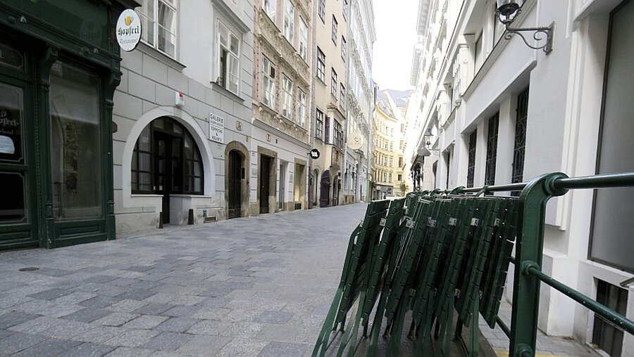 Wien: Geschlossene Cafés und eine leere Fußgängerzone / © Ronald Zak (dpa)