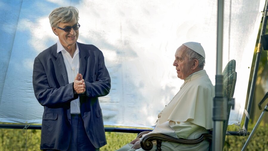 Wim Wenders spricht mit Papst Franziskus während der Produktion seines Dokumentarfilms / © CNS/Vatican Media (KNA)