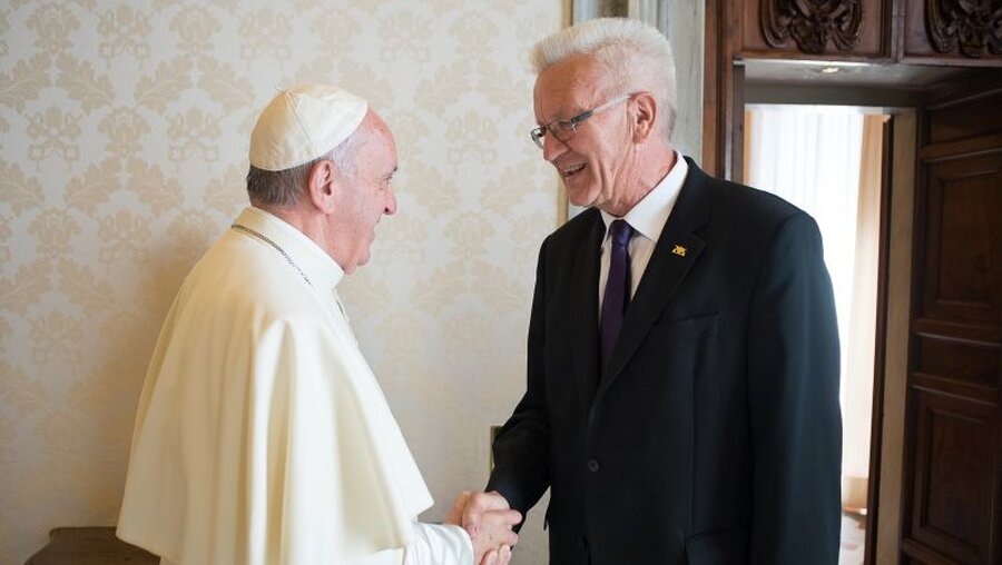 Winfried Kretschmann und Papst Franziskus (Archiv) / © Osservatore Romano/Romano Siciliani (KNA)