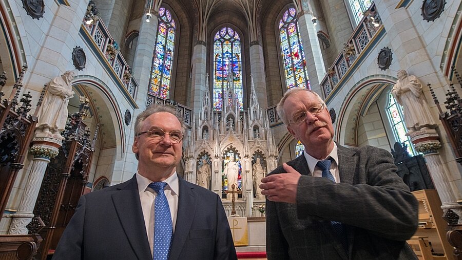 Sachsen-Anhalts Ministerpräsident Reiner Haseloff (l.) und Thomas Begrich von der EKD in der Wittenberger Schlosskirche / © Hendrik Schmidt (dpa)