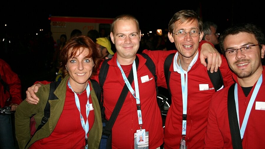 Die domradio-Mitarbeiter Ina Rottscheidt, Tobias Fricke, Johannes Schröer u. Jan Frerichs beim WJT 2005 in Köln (DR)