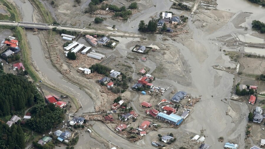Wohngebiet, das nach starken Regenfällen durch den Taifun Hagibis überflutet worden ist  (dpa)