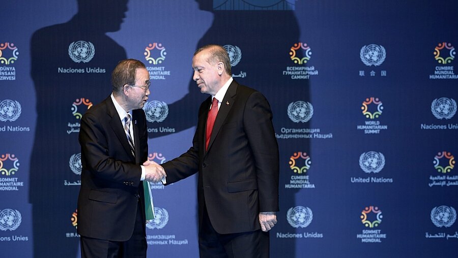 Ban und Erdogan (r) beim Humanitären Weltgipfel  / © Sedat Suna (dpa)
