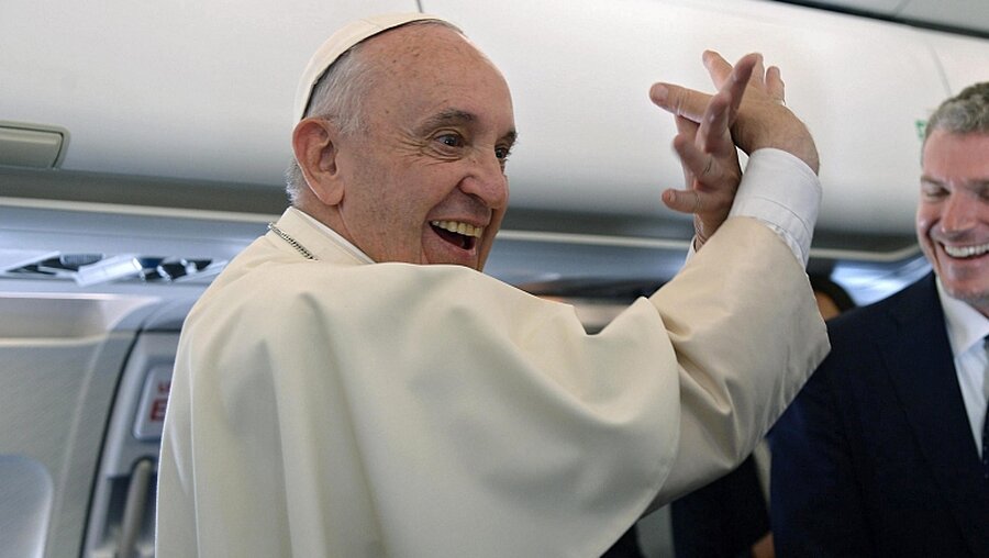 Kurz vor Polen: Der Papst im Flugzeug / © Filippo Monteforte (dpa)