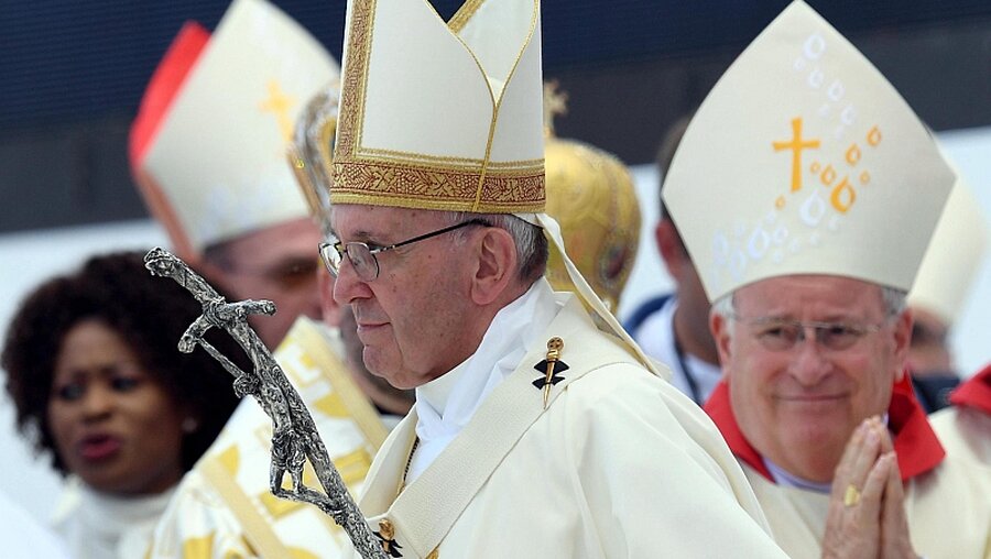 Papst Franziskus mit dem Stab seines Vorvorgängers / © Daniel dal Zennaro (dpa)