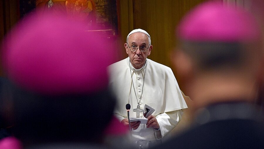 Papst Franziskus spricht zu Bischöfen / ©  Ettore Ferrari (dpa)