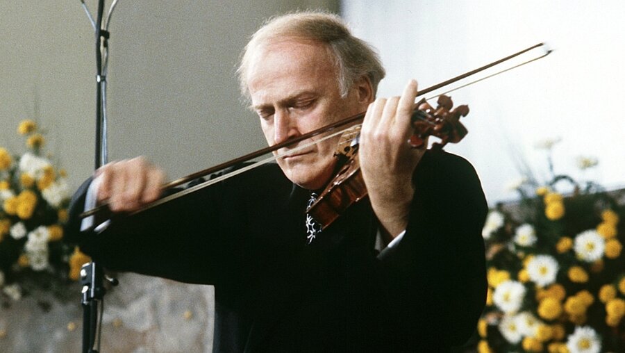 Geiger und Dirigent Yehudi Menuhin (dpa)