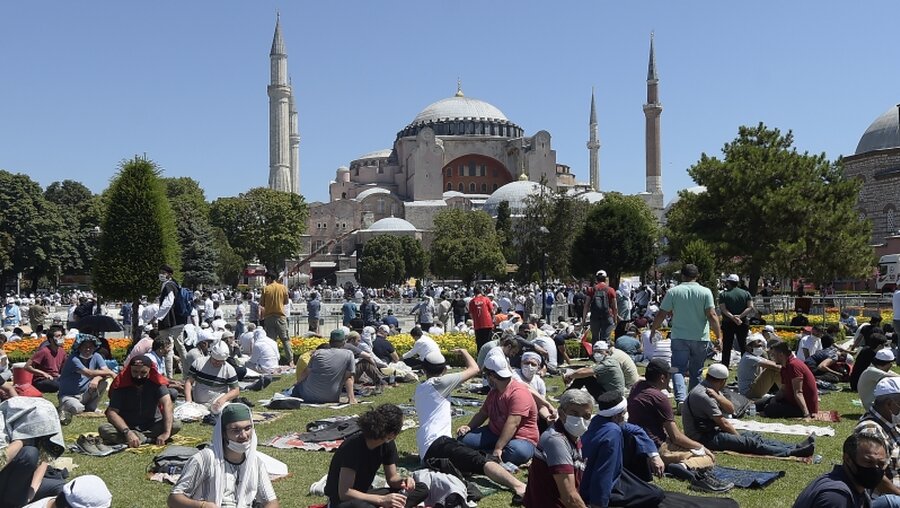 Zahllose Gläubige warten vor der Hagia Sophia, in der erstmals das Freitagsgebet stattfindet / © Yasin Akgul (dpa)