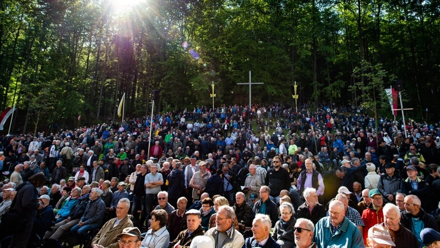 Zahlreiche Gläubige haben sich zu einem Gottesdienst an der kleinen Kirche Klüschen Hagis versammelt. / © Swen Pförtner (dpa)