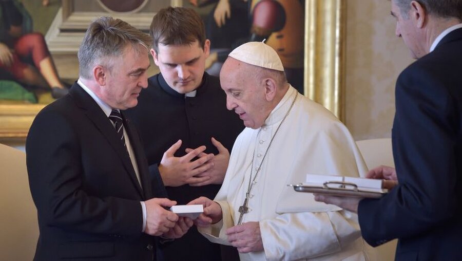 Zeljko Komsic und Papst Franziskus / © Stefano Spaziani (KNA)