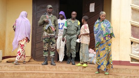 Soldaten der afrikanischen Eingreiftruppe MISCA am 2.2.14 vor der katholischen Kirche in Boali, Zentralafrikanische Republik (epd)