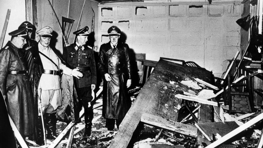Zerstörung im Raum der Karten-Baracke im Führerhauptquartier Rastenburg, wo Oberst Stauffenberg am 20. Juli 1944 eine Sprengladung zündete / © Heinrich Hoffmann/UPI (dpa)