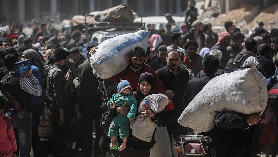 Zivilisten werden aus der zerstörten Region Ost-Ghouta evakuiert / © Anas Alkharboutli (dpa)