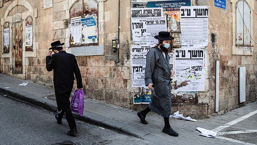 Zwei ultraorthodoxe Juden mit Mundschutz im Jerusalemer Viertel Mea Schearim im April 2020. / © Andrea Krogmann (KNA)