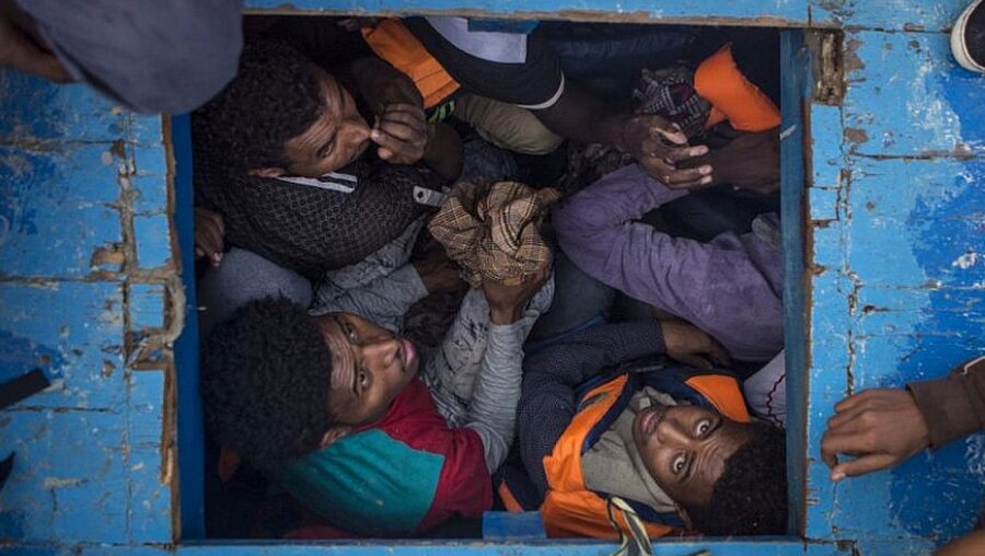 Rettung für geflüchtete Menschen / © Jason Florio (Moas.eu)