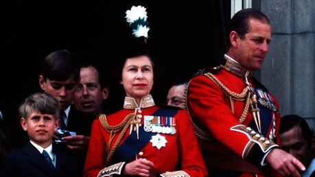 02.06.1973: Königin Elisabeth II., Prinz Philip (r), Herzog von Edinburgh, Prinz Andrew (2.v.l) und Prinz Edward (l) / © Pa/PA Wire (dpa)